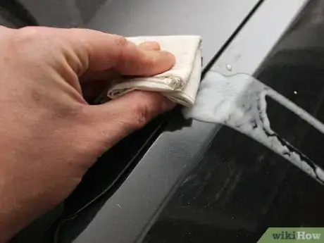 Imagen titulada Remove Egg Stains from Car Paint Step 11