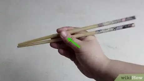 Imagen titulada Hold Chopsticks Step 5