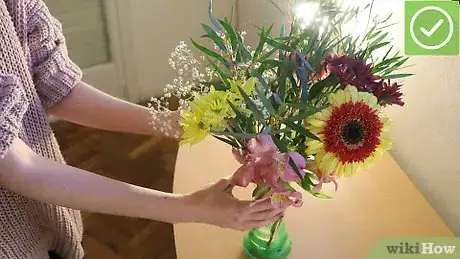 Imagen titulada Arrange Flowers Step 5