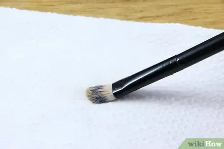 Imagen titulada Clean Makeup Brushes with Alcohol Step 3