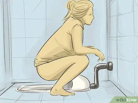 Imagen titulada Use a Squat Toilet Step 3