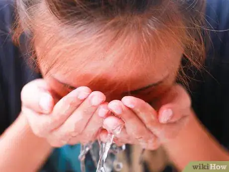 Imagen titulada Get Rid of Puffy Eyes from Crying Step 1