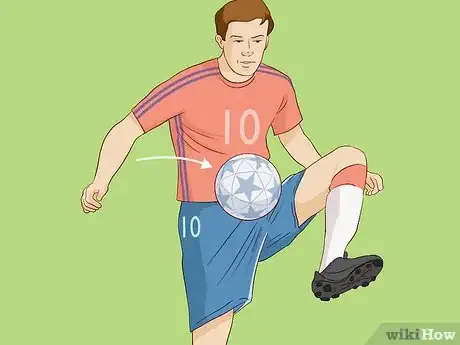 Imagen titulada Trap a Soccer Ball Step 4