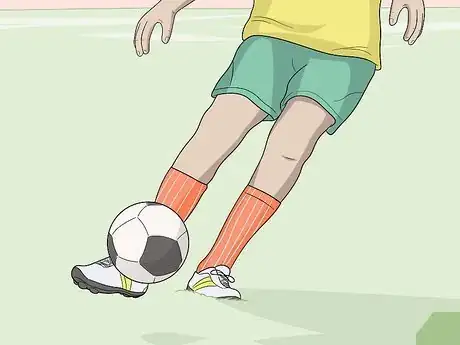 Imagen titulada Pass a Soccer Ball Step 7