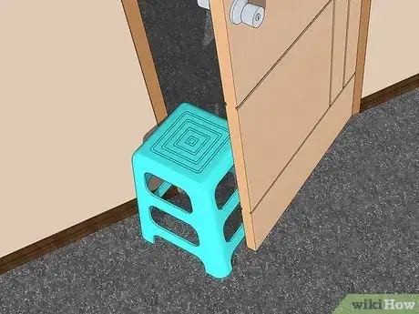 Imagen titulada Hold a Door Open with a Coin Step 11