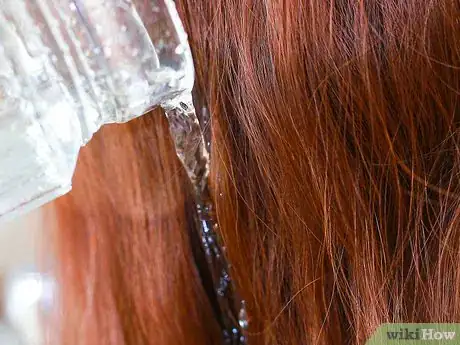 Imagen titulada Make Your Hair Silky and Shiny With Vinegar Step 4