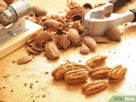 Imagen titulada Shell Pecans Step 10