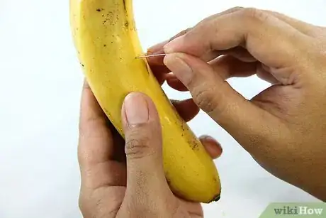 Imagen titulada Slice a Banana Before It Is Peeled Step 8