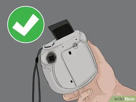 Imagen titulada Use a Polaroid One Step Camera Step 2