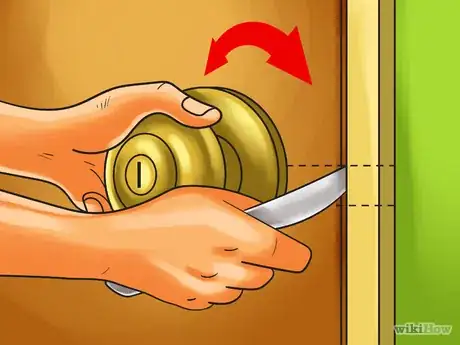 Imagen titulada Open a Door With a Knife Step 4.png