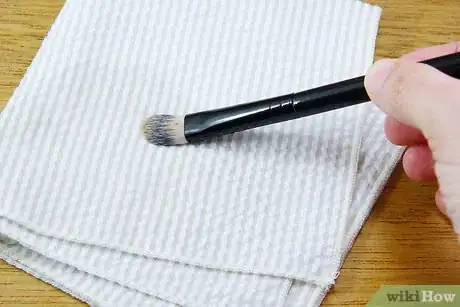 Imagen titulada Clean Makeup Brushes with Alcohol Step 9