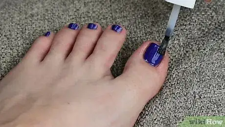 Imagen titulada Paint Your Toe Nails Step 15