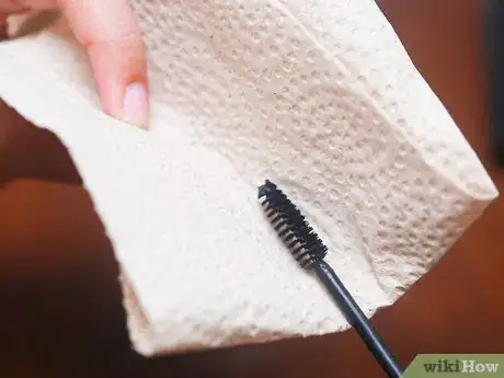 Imagen titulada Clean a Mascara Brush Step 1