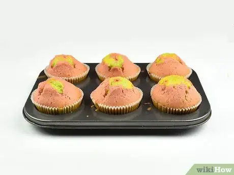 Imagen titulada Make Rainbow Cupcakes Step 13