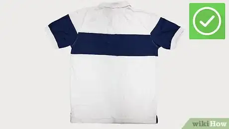 Imagen titulada Fold Polo Shirts Step 1