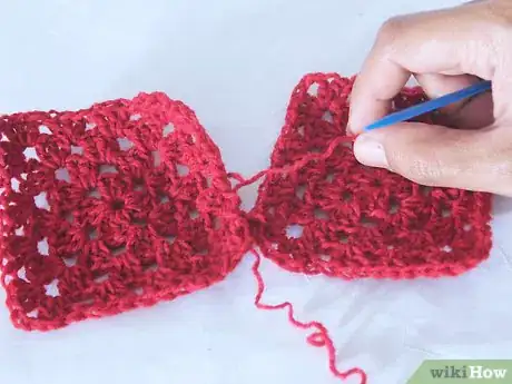 Imagen titulada Attach Granny Squares Step 26