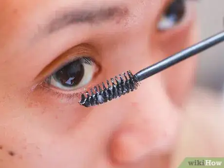 Imagen titulada Make Eyelashes Longer with Vaseline Step 9