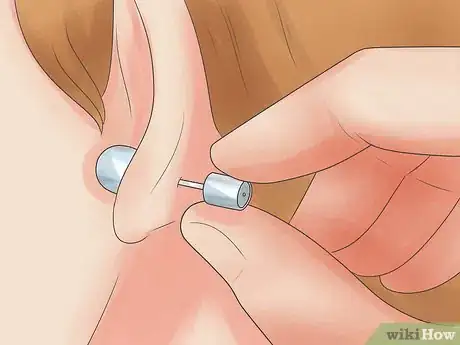 Imagen titulada Take Care of Infection in Newly Pierced Ears Step 10