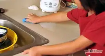 enseñarle a tus hijos a lavar los platos