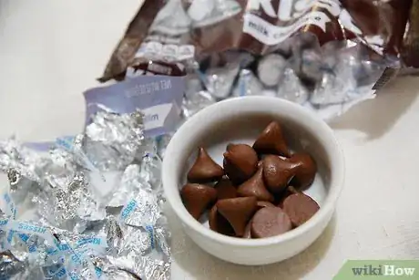 Imagen titulada Melt Hershey Kisses Step 1