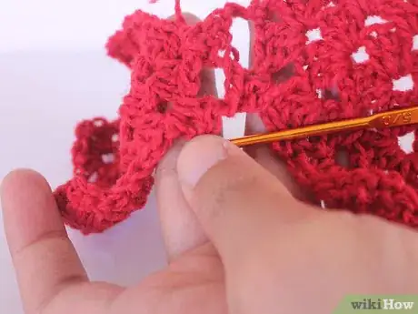 Imagen titulada Attach Granny Squares Step 13