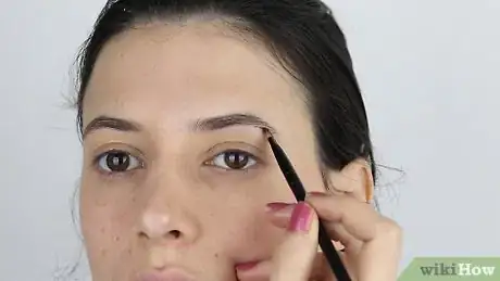 Imagen titulada Draw on Your Eyebrows Step 12