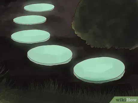 Imagen titulada Make Glow in the Dark Stepping Stones Step 5