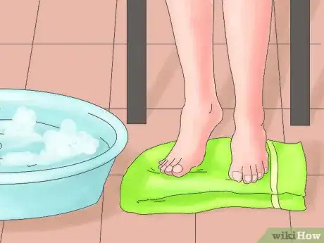 Imagen titulada Use a Foot Scraper Step 7