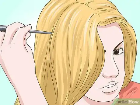 Imagen titulada Lowlight Hair Yourself Step 10