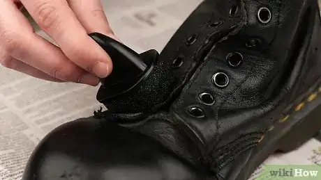 Imagen titulada Clean Dr. Martens Shoes Step 11