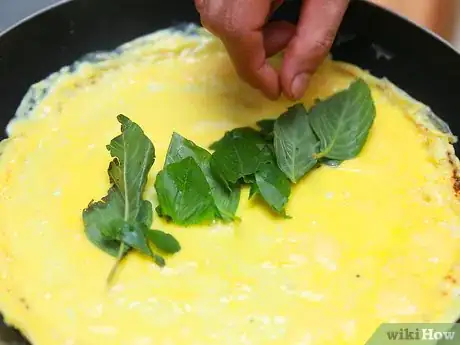 Imagen titulada Make a Tuna Egg Omelet Step 12