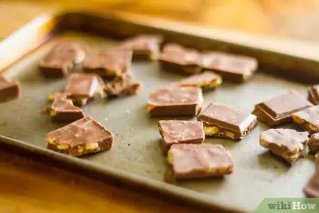 Imagen titulada Melt Almond Bark Step 9