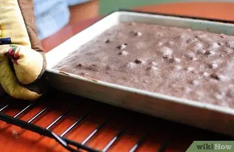 Imagen titulada Make a Spongy Chocolate Cake Step 7