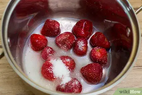 Imagen titulada Make Homemade Strawberry Frosting Step 1