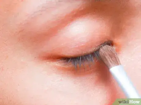 Imagen titulada Use Eyeshadow as Eyeliner Step 6