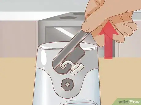 Imagen titulada Use a Can Opener Step 5