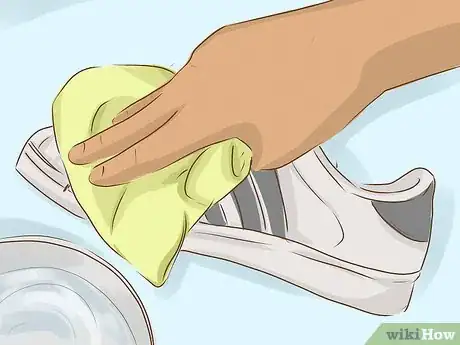 Imagen titulada Clean White Shoes Step 14