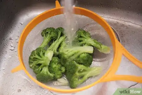 Imagen titulada Keep Cooked Broccoli Bright Green Step 5