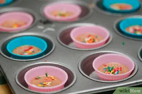 Imagen titulada Bake With Silicone Cupcake Liners Step 5Bullet3