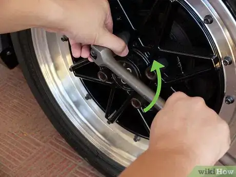 Imagen titulada Remove Locking Lug Nuts Step 5