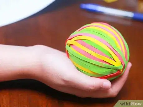 Imagen titulada Make a Rubber Band Ball Step 7