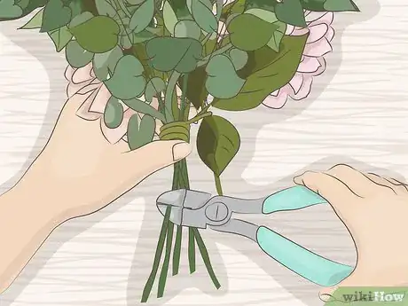 Imagen titulada Make a Bridal Bouquet With Artificial Flowers Step 5