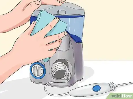 Imagen titulada Clean a Waterpik Step 1