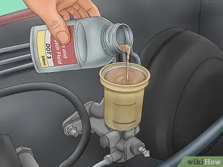 Imagen titulada Add Brake Fluid to the Clutch Master Cylinder Step 6