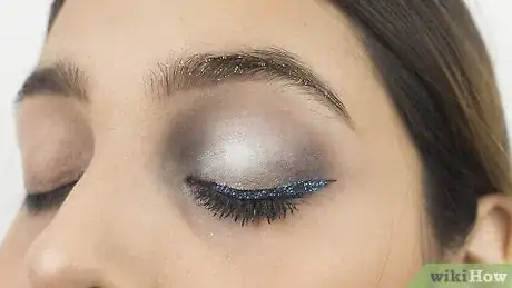 Imagen titulada Apply Glitter Eye Makeup Step 14