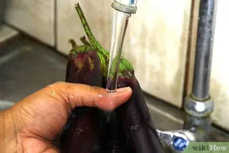 Imagen titulada Peel Eggplant Step 1