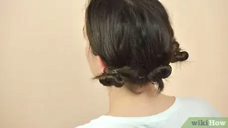 Imagen titulada Do a Quick and Easy Hair Bun Step 12