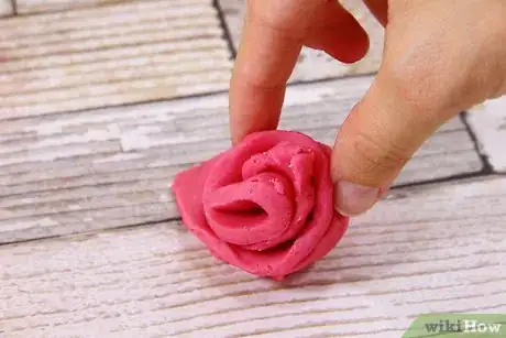 Imagen titulada Make Fondant Flowers Step 11