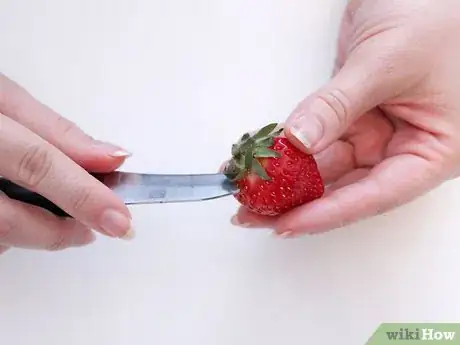 Imagen titulada Hull Strawberries Step 12