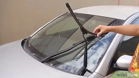 Imagen titulada Clean Windshield Wipers Step 1